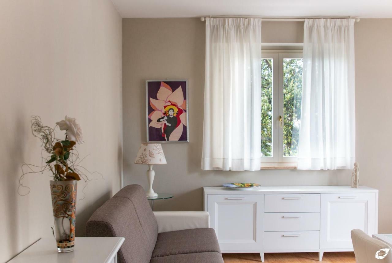 מרינה די פיאטרסנטה 2-Bedroom Apt, With Balcony & Aircondition - 50 M From The Beach מראה חיצוני תמונה